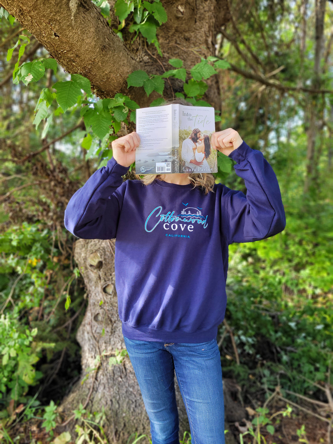 Laura Pavlov- Sudadera unisex bordada Cottonwood Cove
