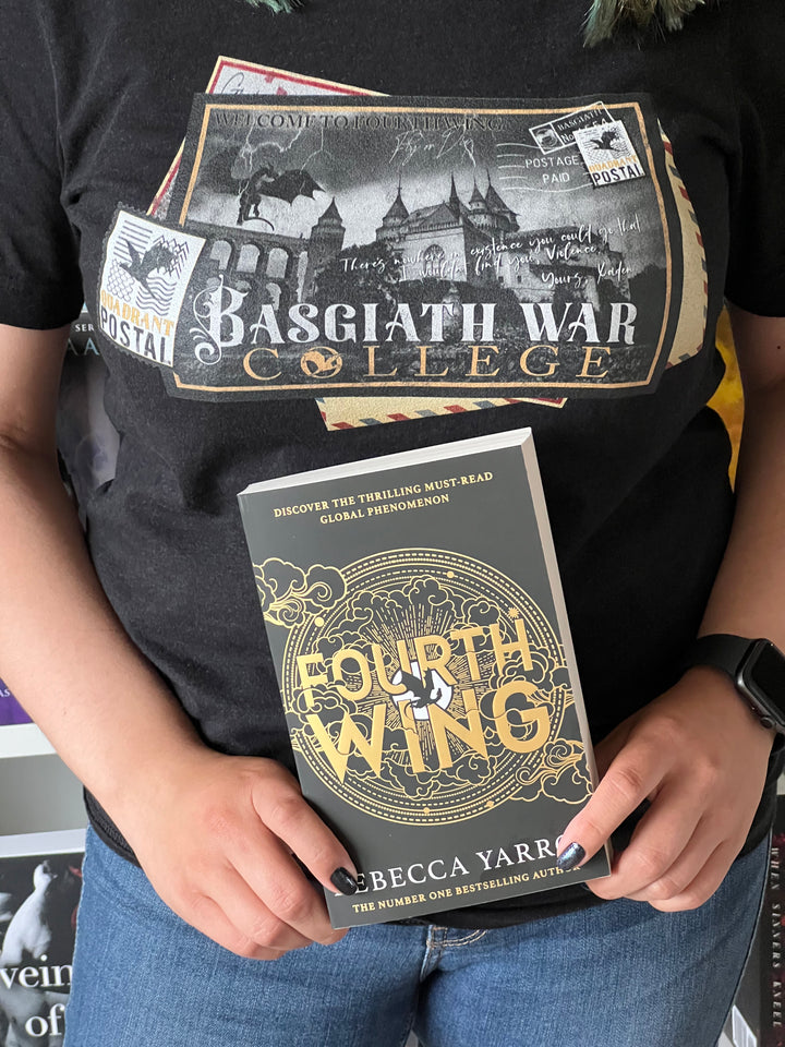 Rebecca Yarros: Camiseta unisex con postal de la cuarta ala Basgiath de edición limitada